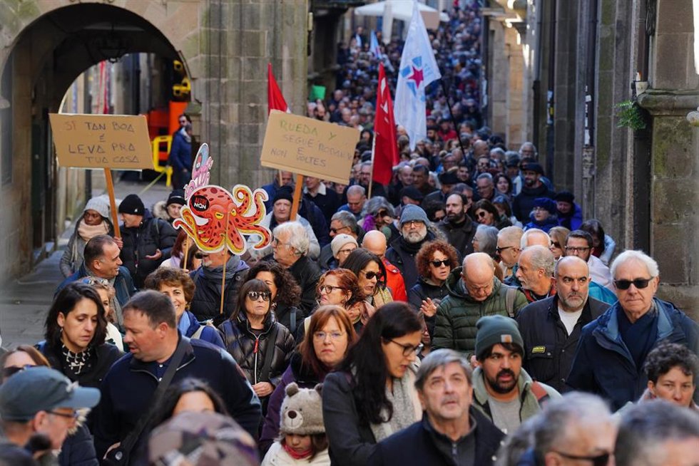 Archivo - Cientos de personas durante una nueva protesta contra la empresa de celulosa Altri, a 15 de diciembre de 2024, en Santiago de Compostela, A Coruña, Galicia (España). Hoy tiene lugar una nueva movilización al grito de Altri no en contra del p