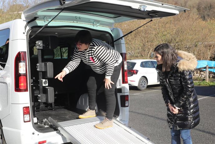 La directora Miranda visita en Leitza a la primera taxista que ha adaptado su vehículo con la ayuda Eurotaxi.