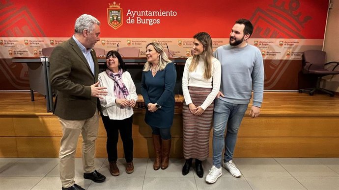 El concejal de Juventud, Carlos Niño; la decana de la Facultad de Ciencias de la Salud, María Ángeles Martínez; la concejala de Servicios Sociales, Mila del Campo, y los psicólogos Beatriz Martínez e Iván Santamaría.