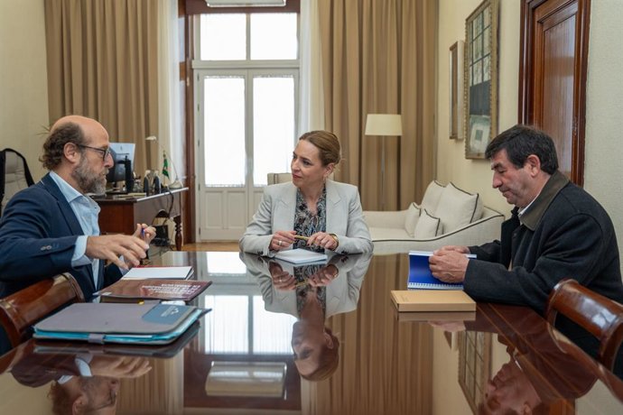 A presidente do Conselho Provincial de Cádiz, Almudena Martínez, realizou uma reunião com representantes da Fundación del Toro de Lidia no Palácio Provincial.