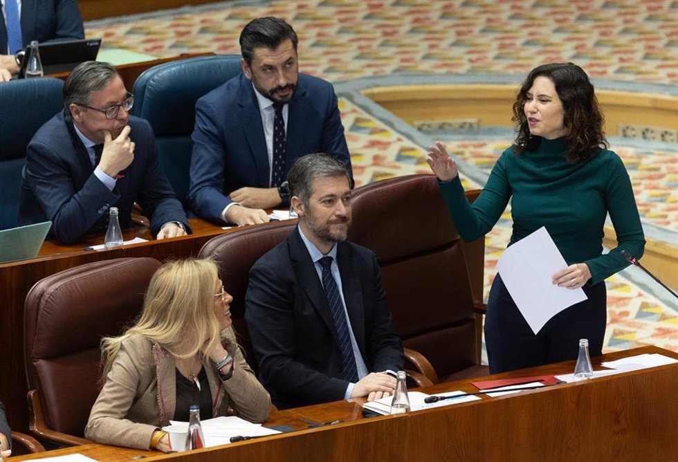 La presidenta de la Comunidad de Madrid, Isabel Díaz Ayuso, interviene durante un pleno en la Asamblea de Madrid