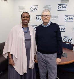 Ángela Williams, CEO de UWW y Bill Gates