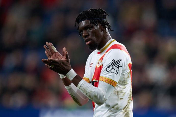 Archivo - Randy Nteka of Rayo Vallecano reacts during the LaLiga EA Sports match between CA Osasuna and Rayo Vallecano at El Sadar on December 15, 2023, in Pamplona, Spain.