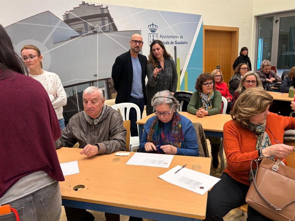 Alumnado, de más de 50 años de edad, del Aula Abierta de Mayores, en un taller de experimentación científica.