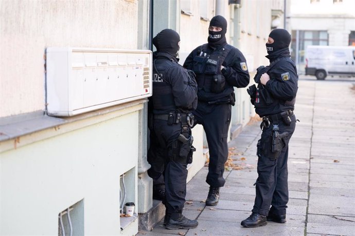 Archivo - Agentes de la Policía alemana en la ciudad de Dresde
