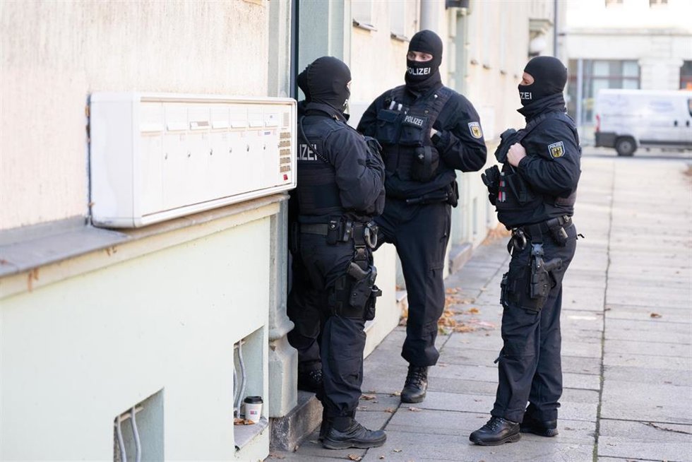 Archivo - Agentes de la Policía alemana en la ciudad de Dresde