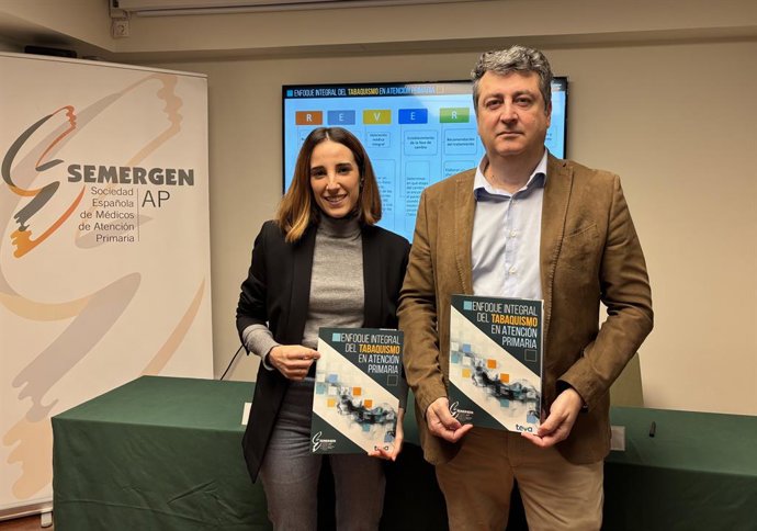 Helia Madrona e Raúl de Simón na apresentação do documento 'Comprehensive approach to smoking in Primary Care', que inclui a ferramenta 'Reverse'.