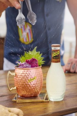 Una bebida de la marca Schweppes.