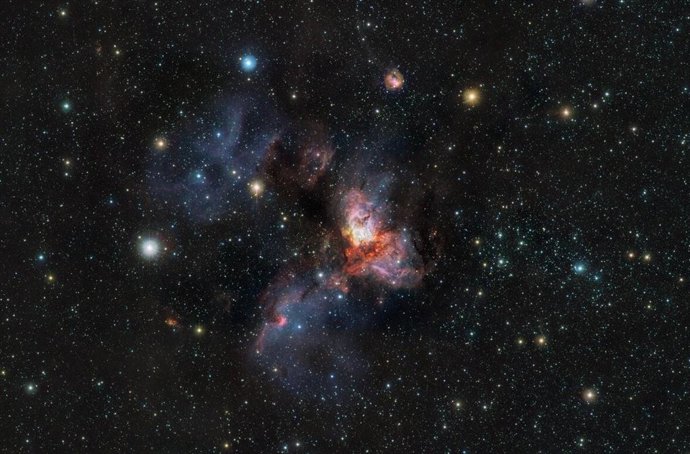 Essa imagem de 80 milhões de pixels mostra o aglomerado estelar RCW 38, localizado a 5.500 anos-luz de distância na constelação de Vela.