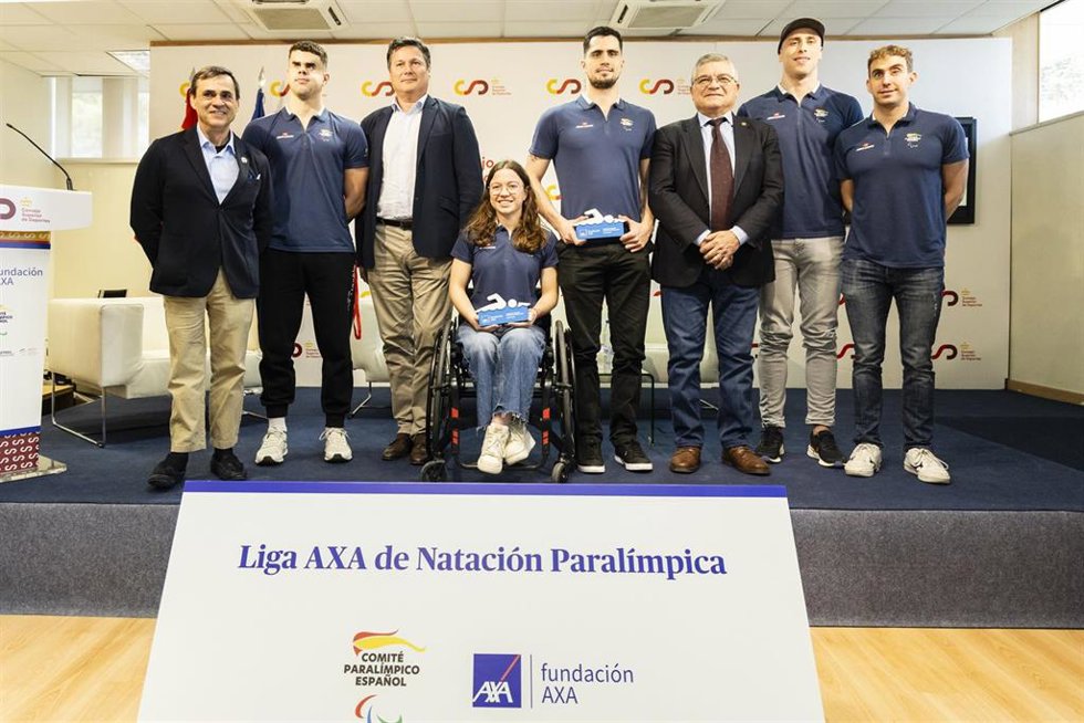 Foto de familia tras la entrega a María Candela y Javier Labrador de sus trofeos de campeones de la Liga AXA de Natación Paralímpica 2024