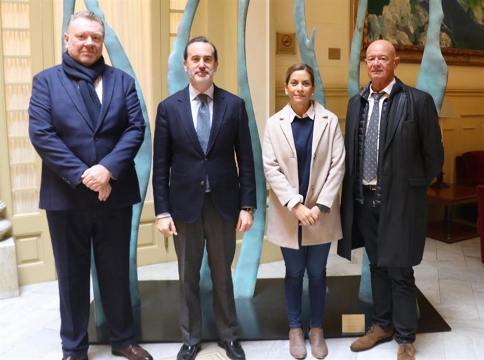 El presidente del Parlament, Gabriel Le Senne, junto a representantes de la Asociación de la Seguridad Privada de Baleares.