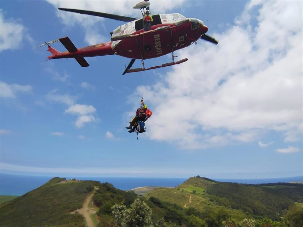 Archivo - El helicóptero del 112 evacúa a un senderista.- Archivo