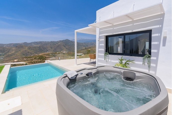 Casa rural con piscina y jacuzzi.