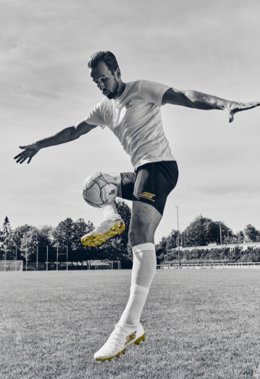 El delantero británico del Bayern de Múnich Harry Kane estrenará las nuevas botas de fútbol de Skechers del 'Electrum Pack'.