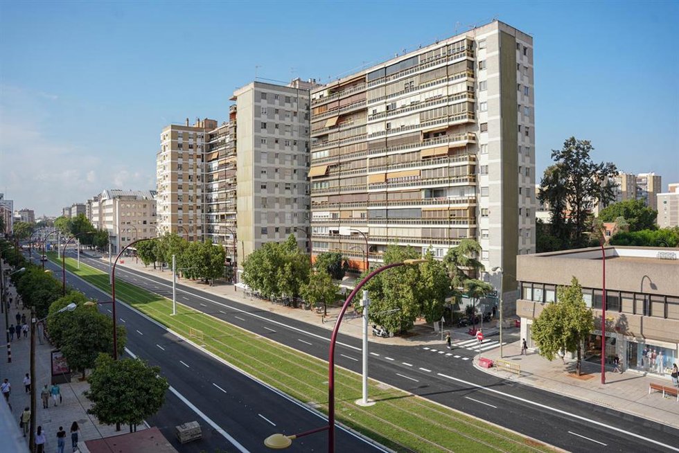 Archivo - La avenida Luis de Morales tras la obra por la ampliación del tranvía (imagen de archivo)