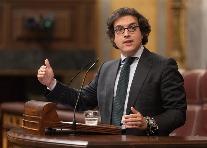 El diputado de VOX José María Figaredo interviene durante una sesión plenaria en el Congreso de los Diputados, a 12 de febrero de 2025, en Madrid (España). Durante la sesión de control, la primera de 2025, el Ejecutivo se enfrenta a las preguntas e interp