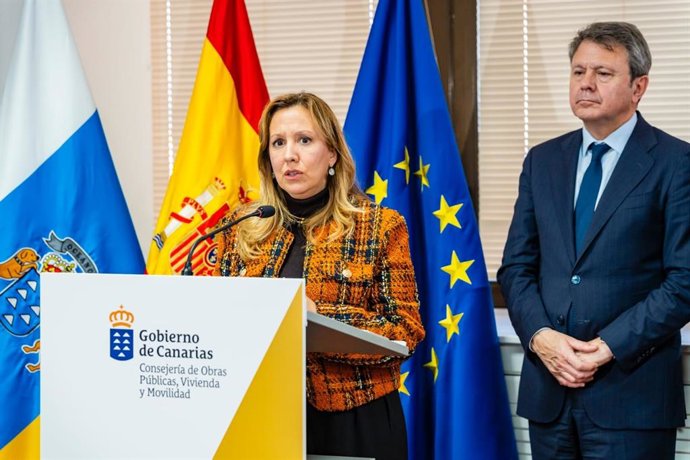 La presidenta del Cabildo de Tenerife, Rosa Dávila, en una reunión este jueves con el secretario de Estado de Transportes, José Antonio Santano