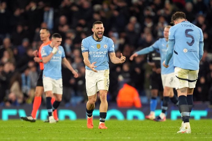 29 January 2025, United Kingdom, Manchester: Manchester City's Mateo Kovacic (L) and his teammate John Stones celebrate their team's victory after the UEFA Champions League soccer match between Manchester City and Club Brugge at the Etihad Stadium. Photo: