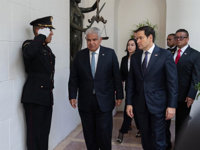 2 de fevereiro de 2025, Cidade do Panamá, Panamá: O secretário de Estado dos EUA, Marco Rubio, à direita, caminha ao lado do presidente do Panamá, José Raul Mulino, à esquerda, antes de uma reunião bilateral no palácio presidencial, em 2 de fevereiro de 2
