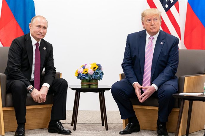 Archivo - Imagen de archivo del presidente de Rusia, Vladimir Putin, con su homólgo estadounidense, Donald Trump, durante una reunion en Japón en 2019