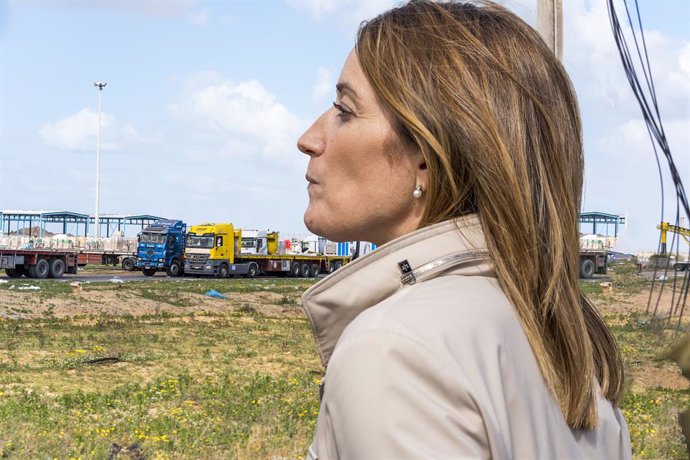 La presidenta del Parlamento Europeo, Roberto Metsola, supervisa la entrada de ayuda en la Franja de Gaza