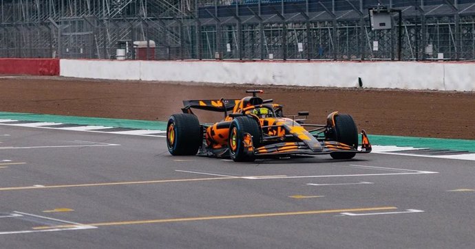 El 'MCL39' de McLaren rodando sin su diseño final para la temporada 2025 en el circuito de Silverstone tras ser presentado