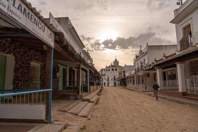 Imagen de una calle de la aldea de El Rocío.