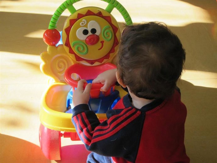 Archivo - Un niño jugando.