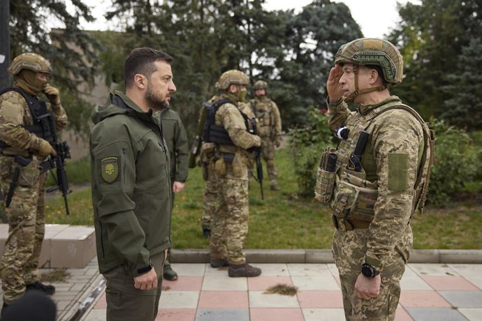 Archivo - Arquivo - O presidente ucraniano Volodimir Zelenski aperta a mão do comandante do exército Oleksander Sirski.