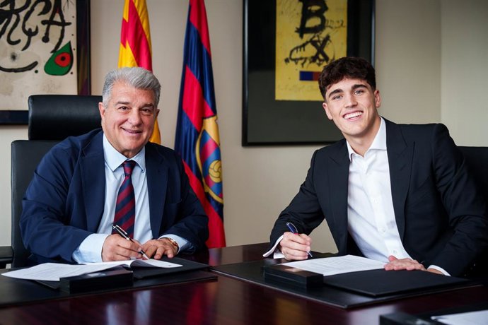 Joan Laporta, presidente do FC Barcelona, com Pau Cubarsí, jogador do Blaugrana, após sua renovação até 2029.