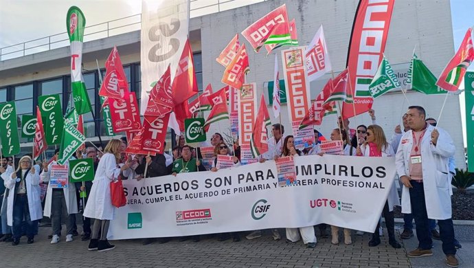 La concentración sindical ante el Hospital de Puente Genil.