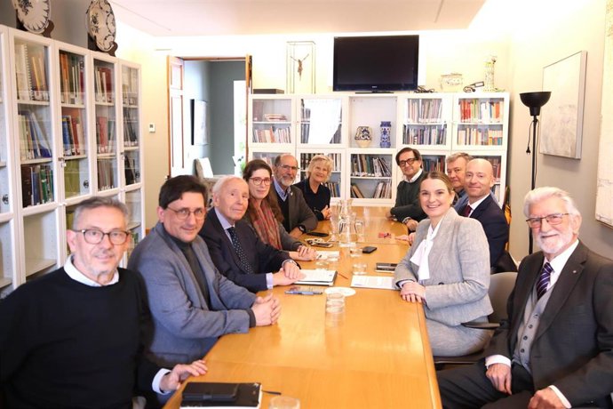 La presidenta del Govern, Marga Prohens, con los miembros del Círculo de Economía de Menorca