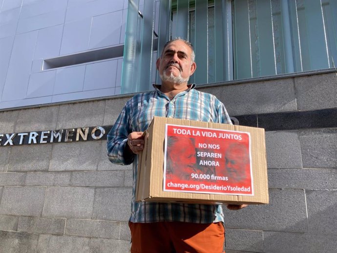 El hijo de Desiderio y Soledad en la entrega de firmas.