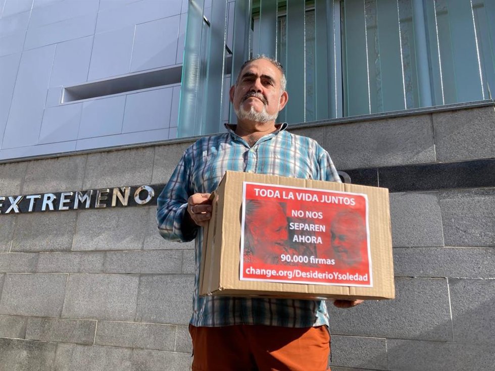 El hijo de Desiderio y Soledad en la entrega de firmas.