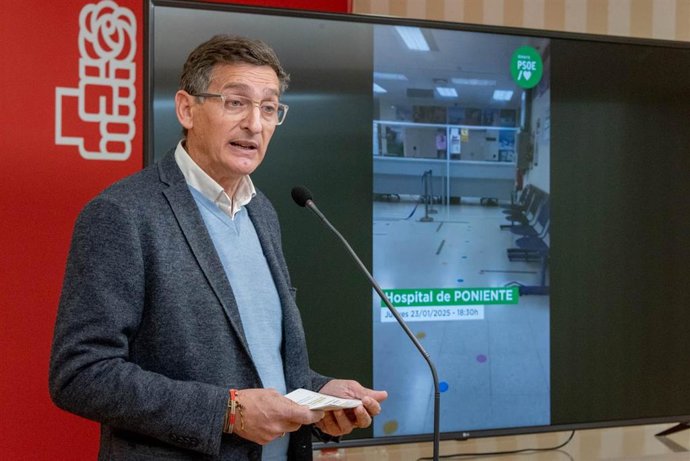 El parlamentario autonómico del PSOE de Almería José Luis Sánchez Teruel en rueda de prensa.