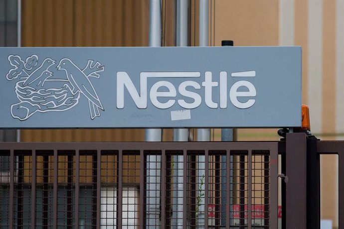 Archivo - FILED - 13 June 2018, Baden-Wuerttemberg, Ludwigsburg: Nestle logo can be seen on one of its facilities in Germany. Photo: Christoph Schmidt/dpa