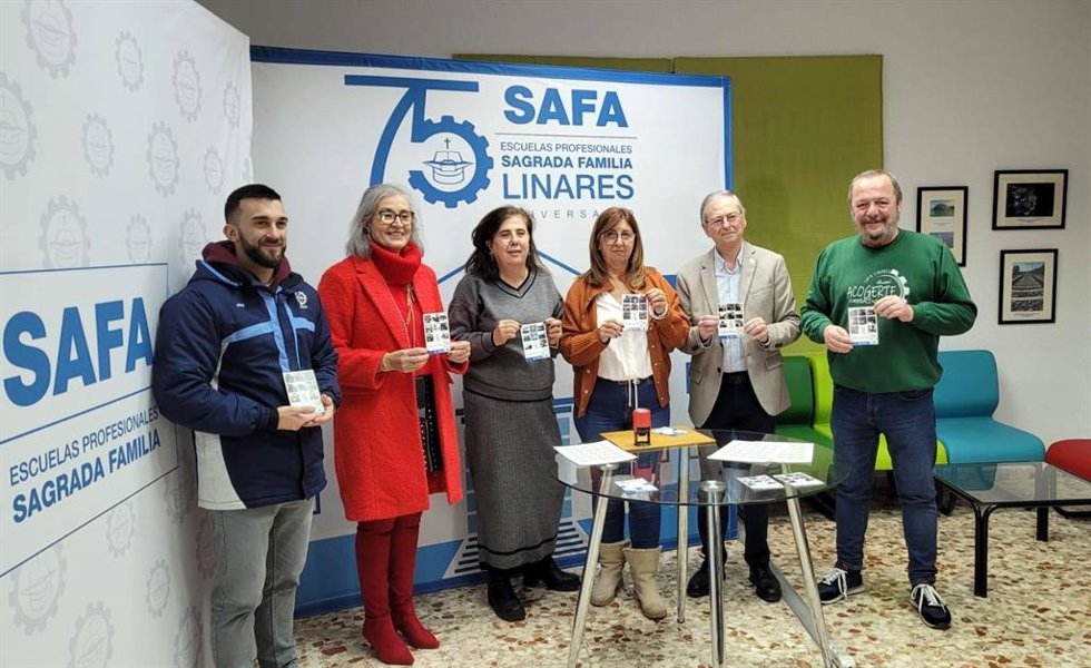 Entrega de los pliegos con los sellos conmemorativos