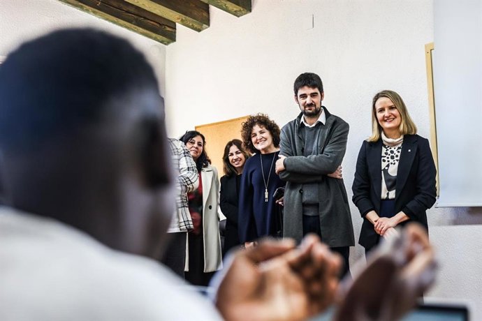 La consellera ha visitado este jueves Altafulla (Tarragona) para conocer los cursos del proyecto Codicrack