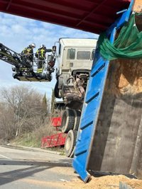 Herido el conductor de un camión al chocar contra un puente en Mejorada del Campo