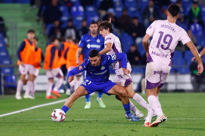 Archivo - El defensa del Getafe Juan Iglesias y el delantero del Girona Bryan Gil disputan un balón durante el encuentro de ida en LaLiga EA Sports.