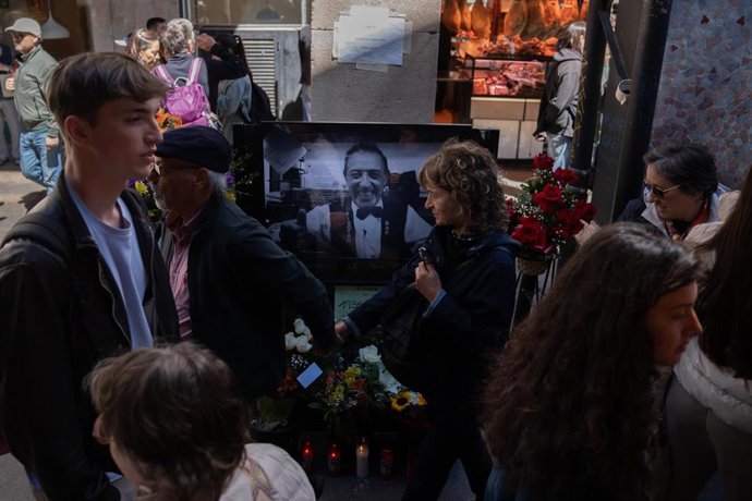 Archivo - Varias personas presentan sus al antiguo propietario del Pinotxo Bar, Juan 'Juanito' Bayén, en la Boqueria de Barcelona, a 13 de febrero de 2023, en Barcelona, Catalunya (España)