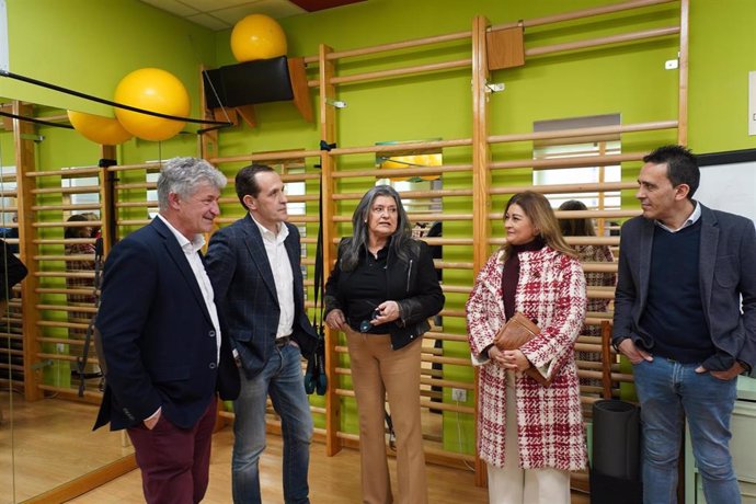 Íscar (2 d), en un  momento de la visita a la sede de Adecyl, en Arroyo.