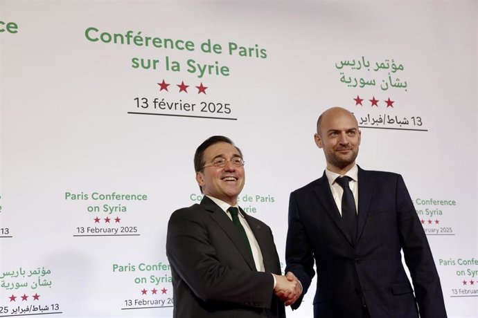 El ministro de Asuntos Exteriores, José Manuel Albares, saluda a su homólogo francés, Jean-Noël Barrot, a su llegada a la Conferencia de París sobre Siria