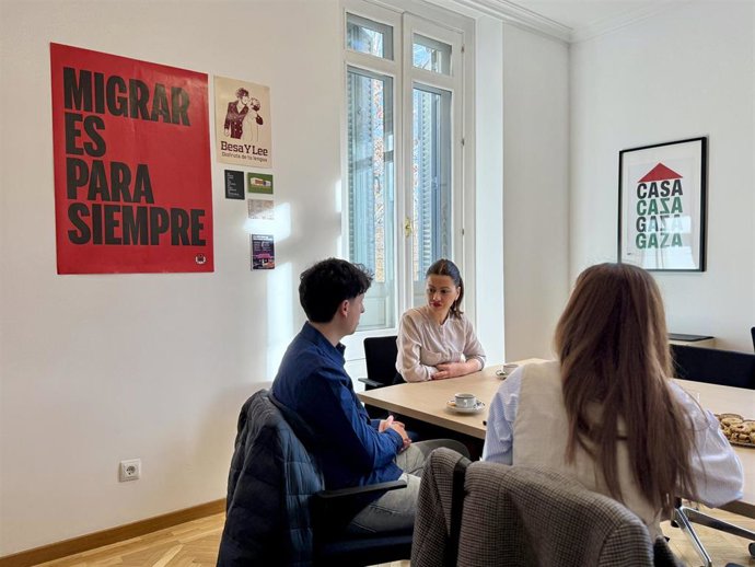 Encuentro de la ministra de Juventud e Infancia, Sira Rego, con miembros de la Asociación EXMENAS
