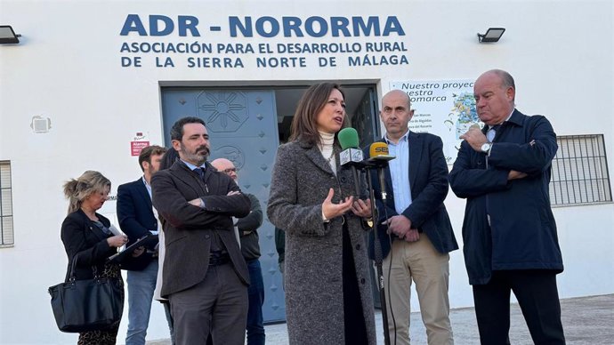 La presidenta del PP de Málaga, Patricia Navarro, y el secretario general del partido, José Ramón Carmona, junto al alcalde de Archidona, Manuel Almohalla y, el regidor de Antequera, Manuel Barón, en la convención comarcal del PP en la zona.