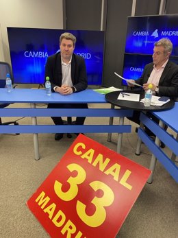 El concejal presidente del madrileño distrito de Latina (izquierda), junto al director de Canal 33 TV, Enrique Riobóo, durante la entrevista en la cadena.
