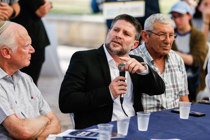 Archivo - Arquivo - 3 de junho de 2024, Jerusalém Ocidental, Israel: O ministro das Finanças de Israel, Bezalel Smotric, fala aos parentes de israelenses mantidos como reféns durante a manifestação. Parentes e amigos de israelenses mantidos como reféns po
