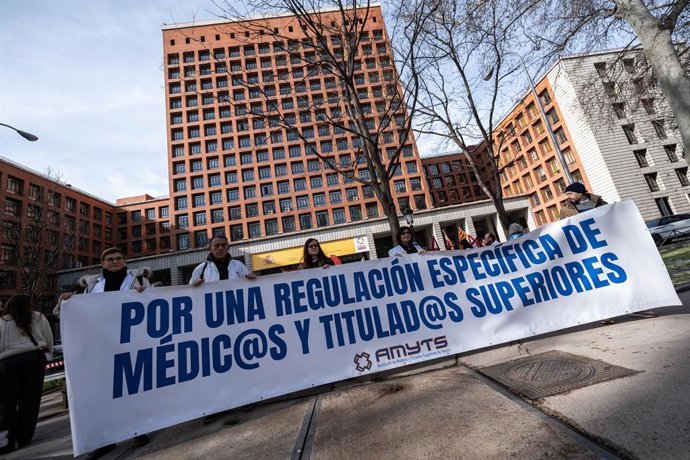 Várias pessoas seguram uma faixa durante uma manifestação de sindicatos médicos em frente ao Ministério da Saúde, em 13 de fevereiro de 2025, em Madri, Espanha. Sindicatos de médicos de todo o país estão se reunindo para mostrar seu desacordo com o