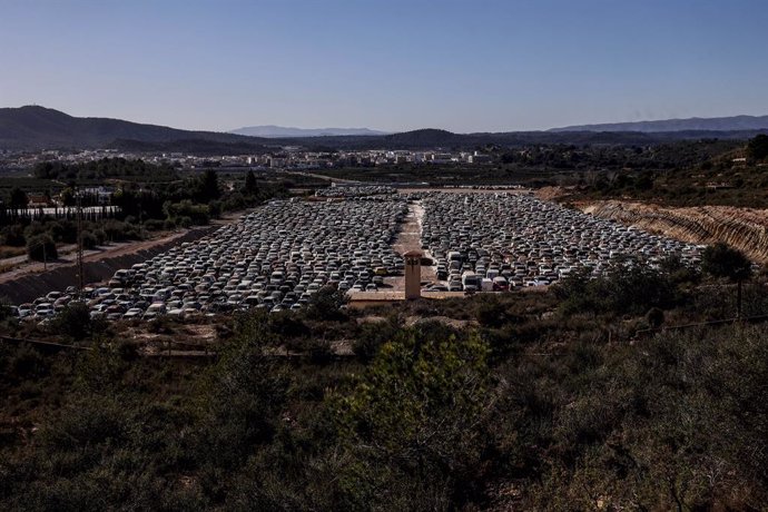 Archivo - Arxiu - Vista aèria d'un desballestament de vehicles dana