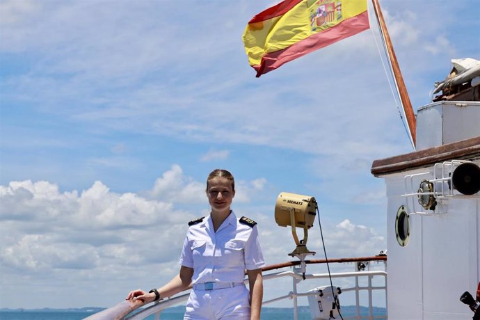 La Princesa de Asturias a bordo del 'Juan Sebastián Elcano' antes de llegar al puerto de Salvador de Bahía (Brasil)